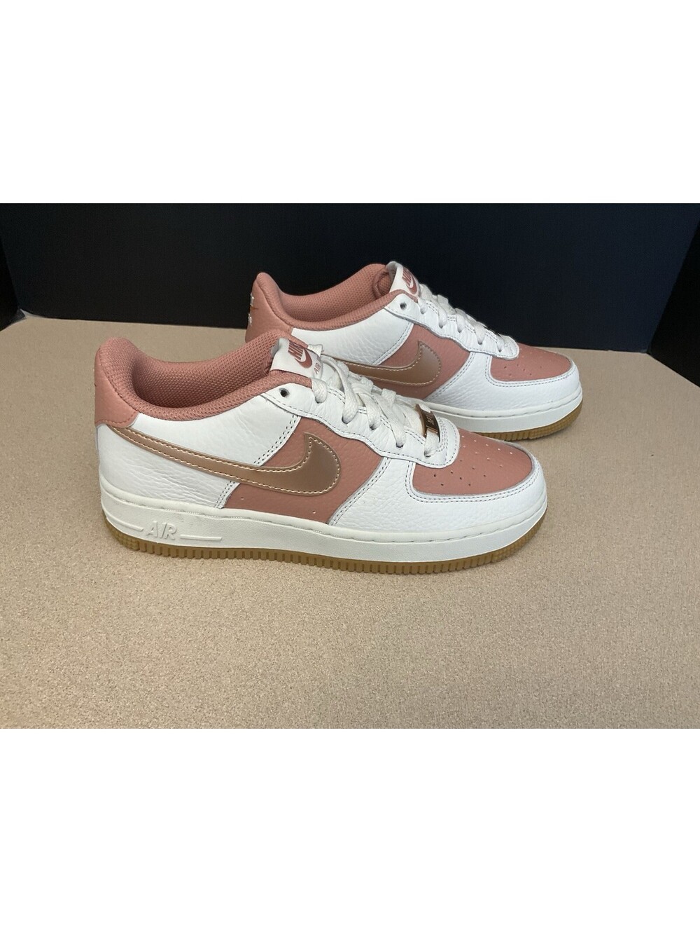 New! Nike Air Force 1 Low '07 SE Rust Pink Red Bronze Shoes. Youths 5.5Y. Wo’s 7